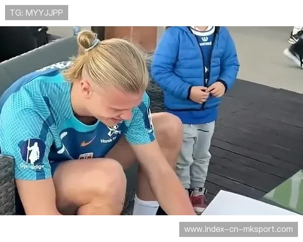 哈兰德在赛后幼儿园签名会被孩子们包围，暖化全网