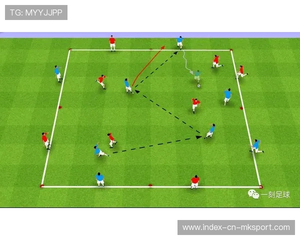 守门员脚下传球训练:后场短传到边翼的节奏被反复校准 守门员脚下传球训练:后场短传到边翼的节奏被反复校准