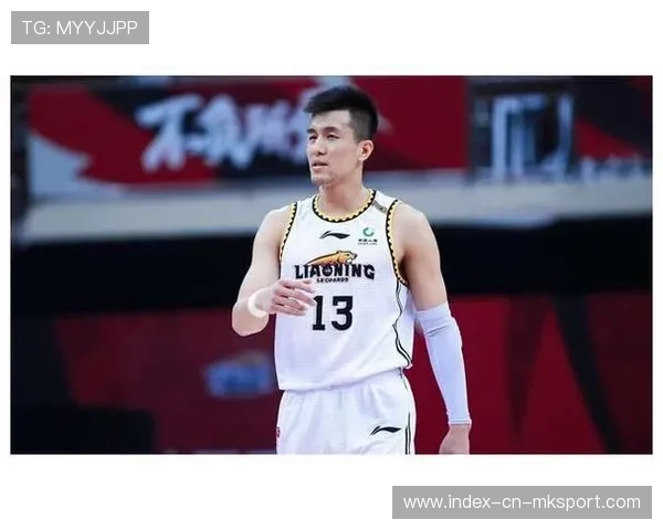 广东队突破上篮闪耀 广东队突破上篮闪耀