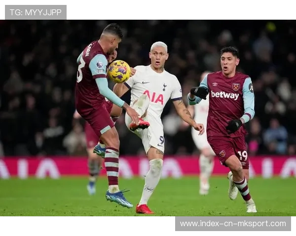 西汉姆前锋头球补射制造绝佳反超机会